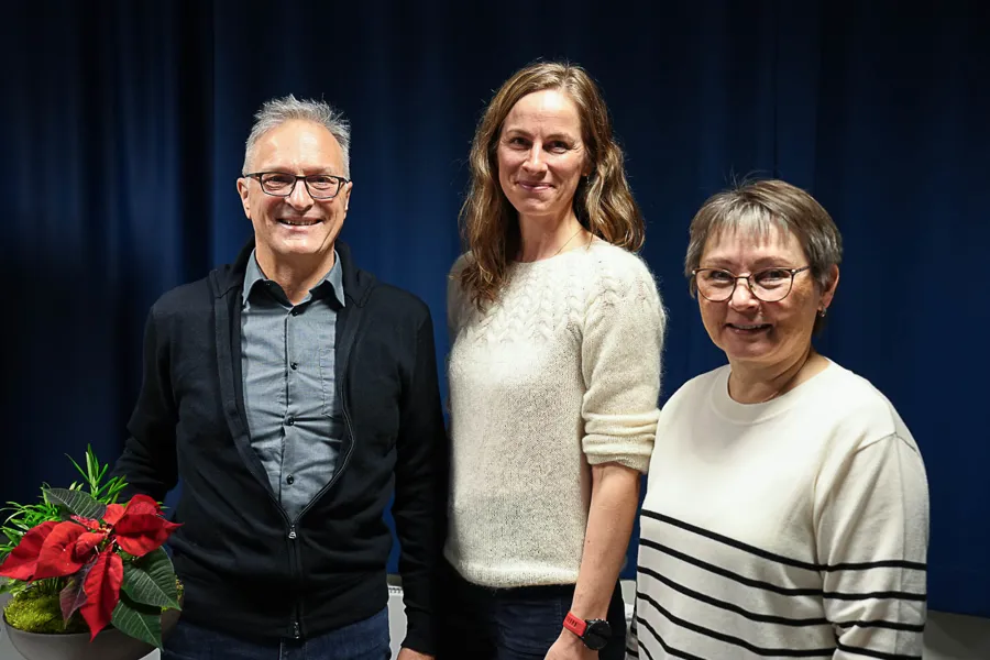 En gruppe mennesker som poserer for et bilde