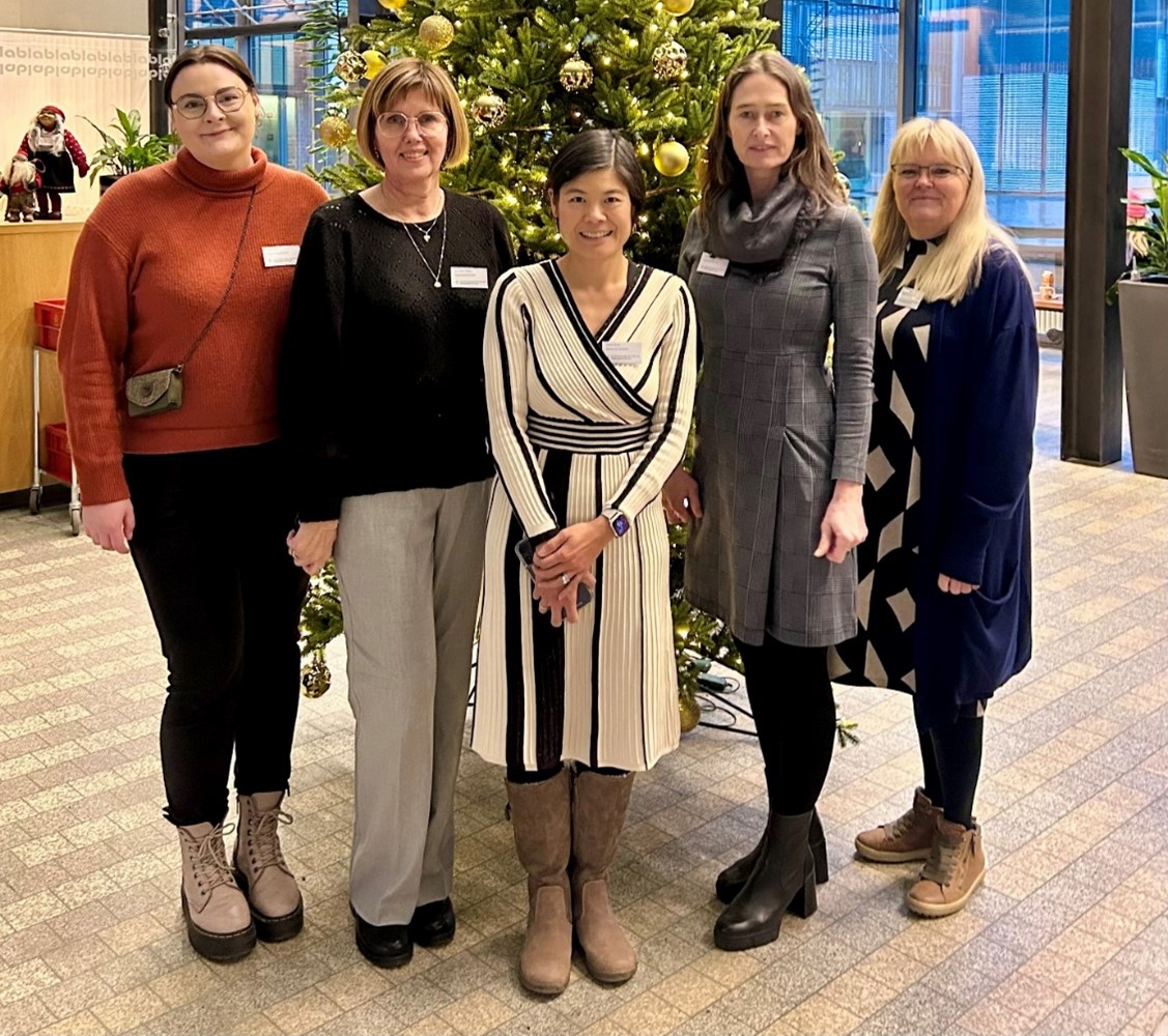 En gruppe kvinner som poserer for et bilde