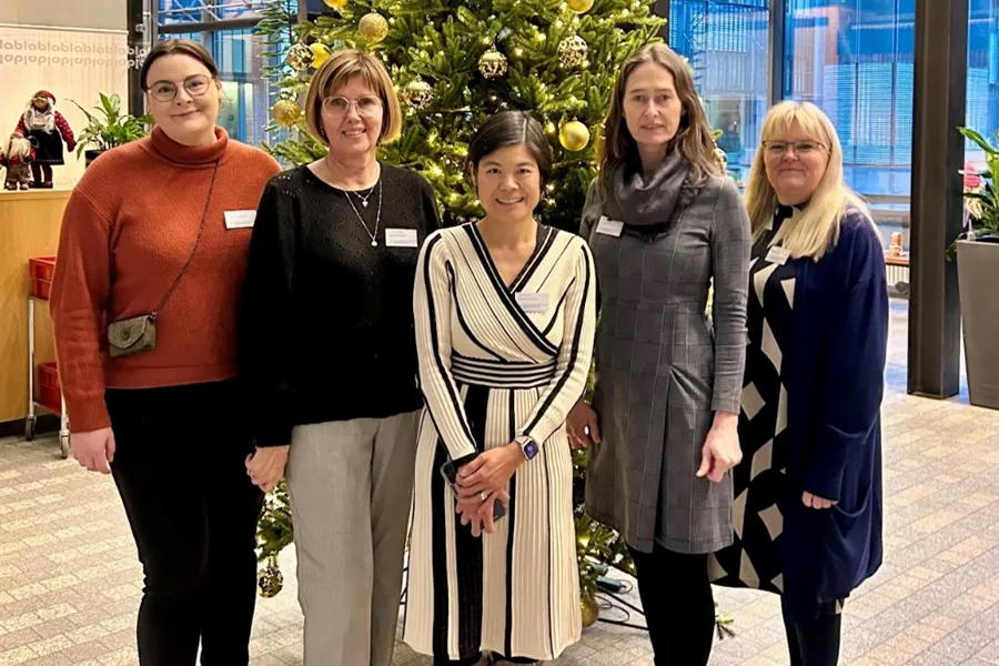 En gruppe kvinner som poserer for et bilde