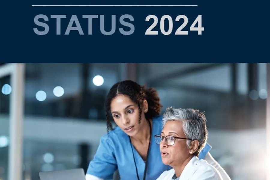 To kvinner ser på en PC