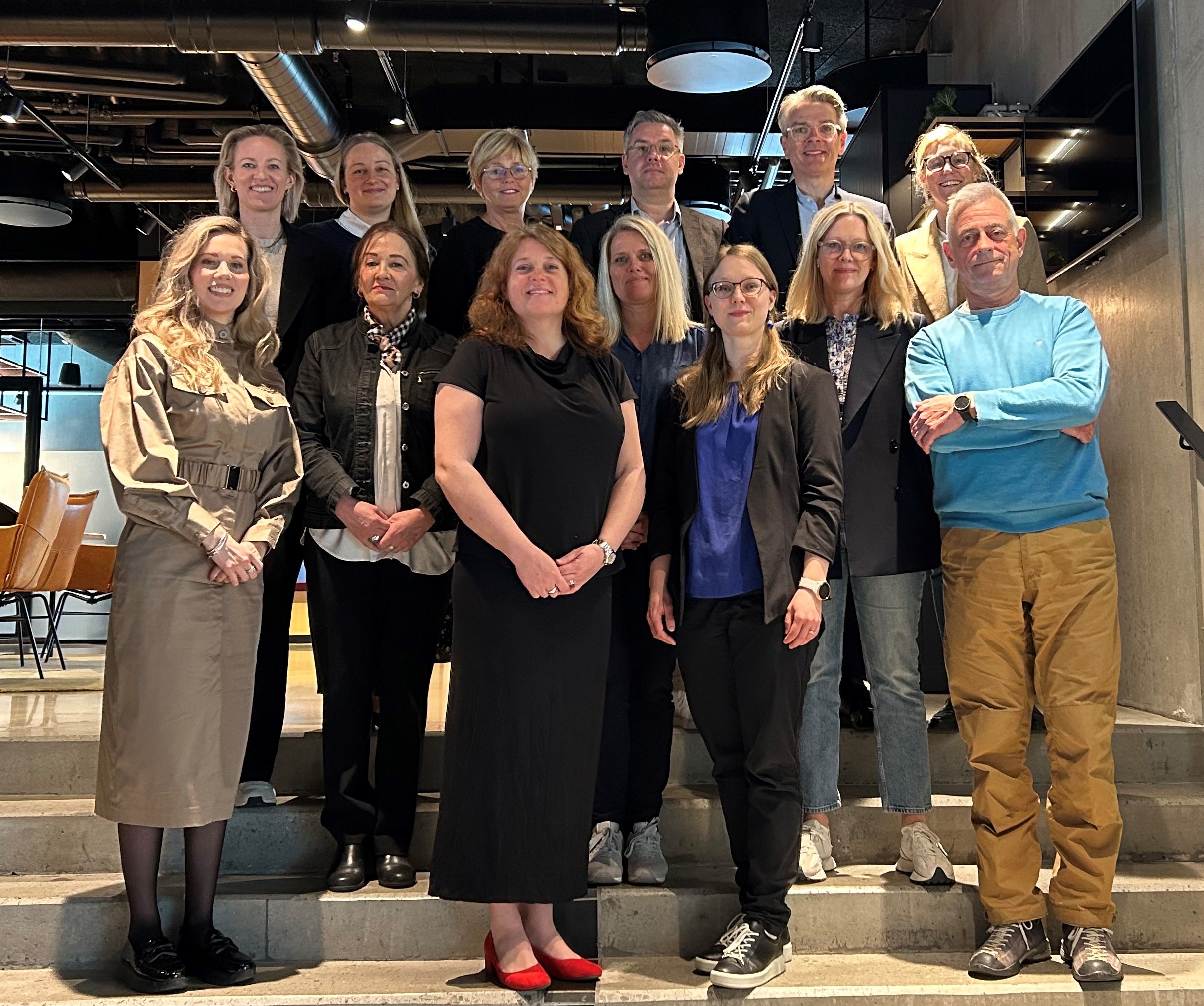 En gruppe mennesker som poserer for et bilde