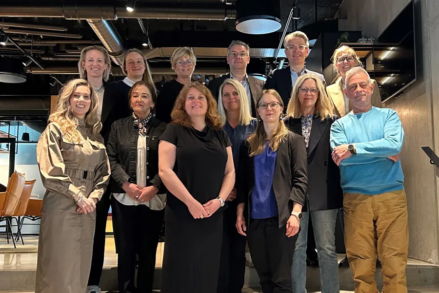 En gruppe mennesker som poserer for et bilde