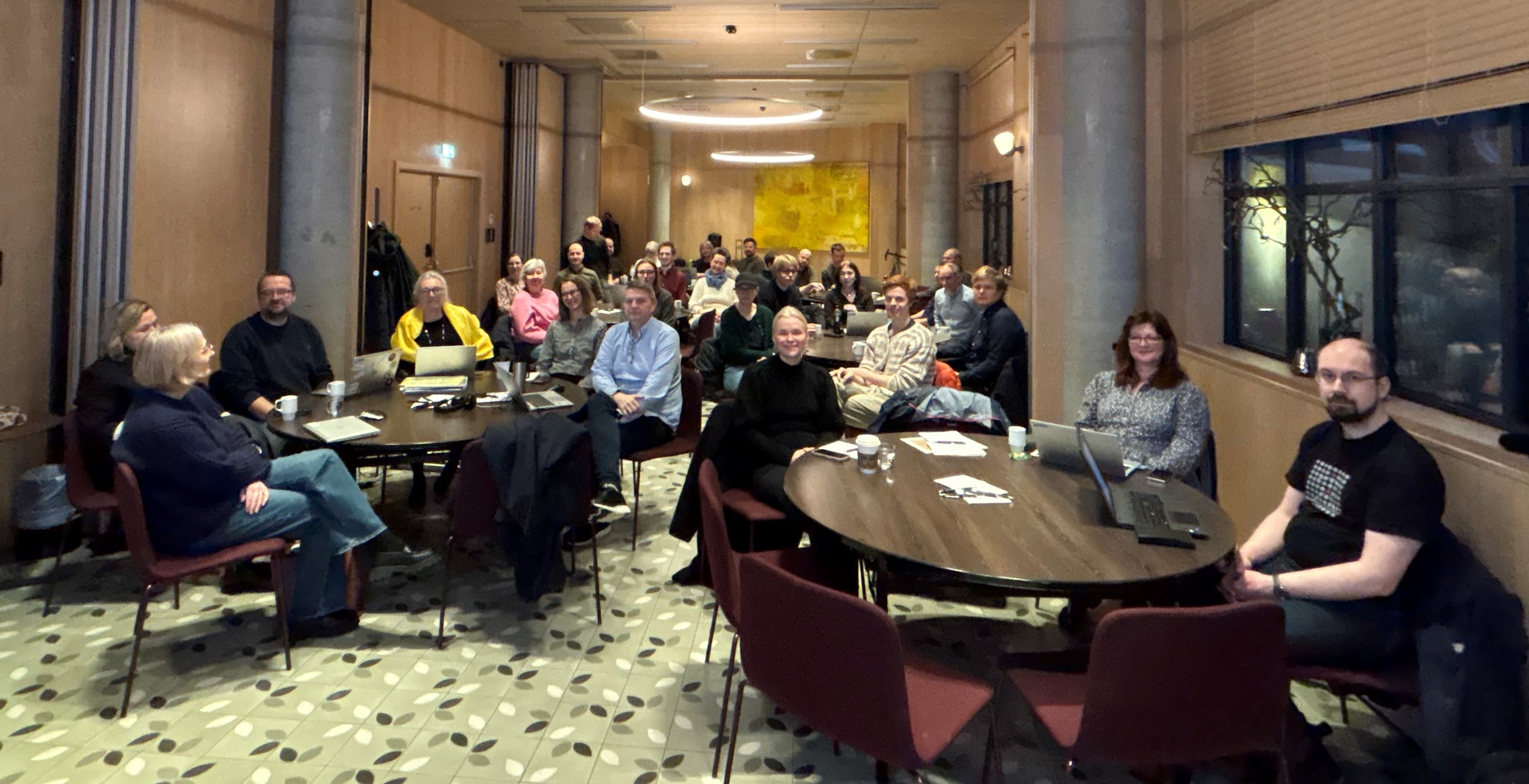 En gruppe mennesker som sitter rundt et bord