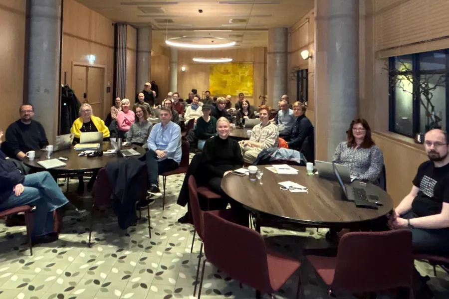 En gruppe mennesker som sitter rundt et bord