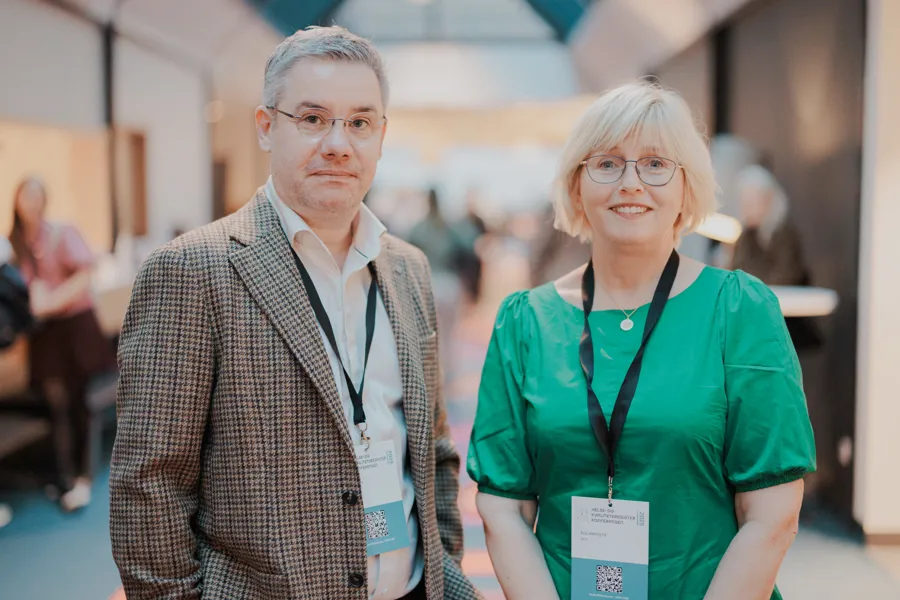 En mann og en kvinne som smiler