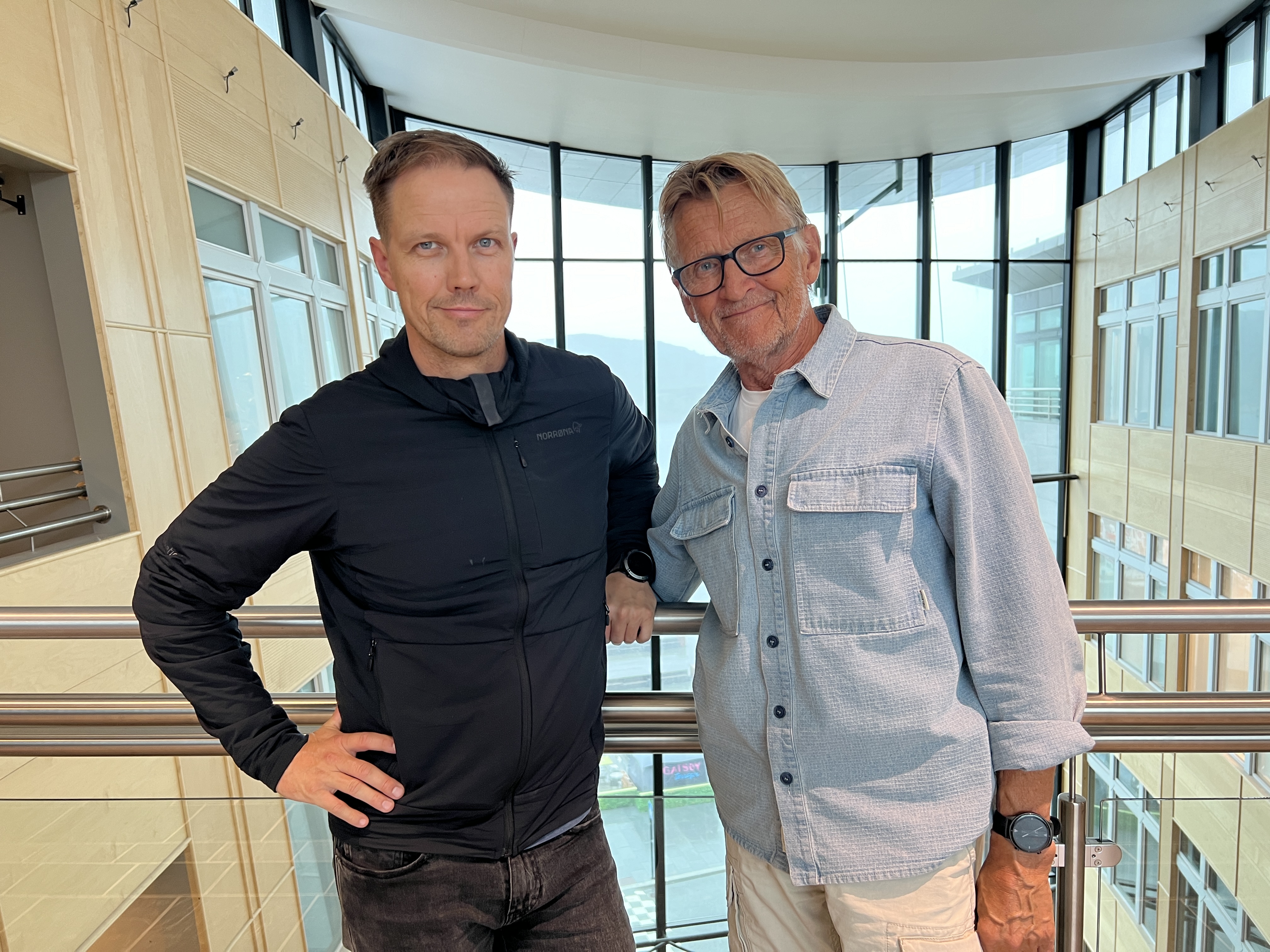 To menn som står ved siden av hverandre