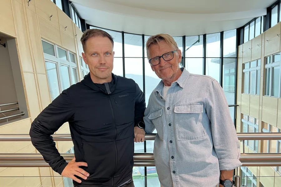 To menn som står ved siden av hverandre