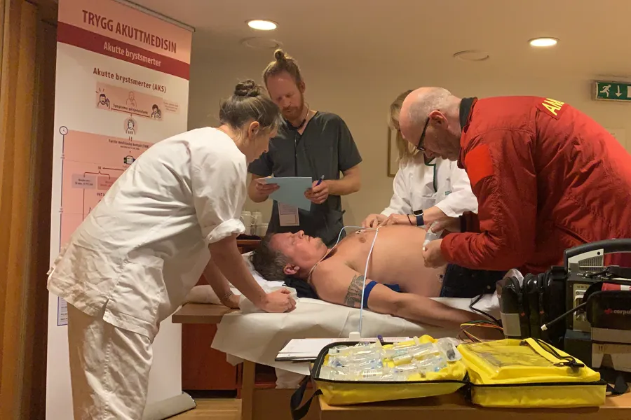 En gruppe mennesker som tar seg av en pasient