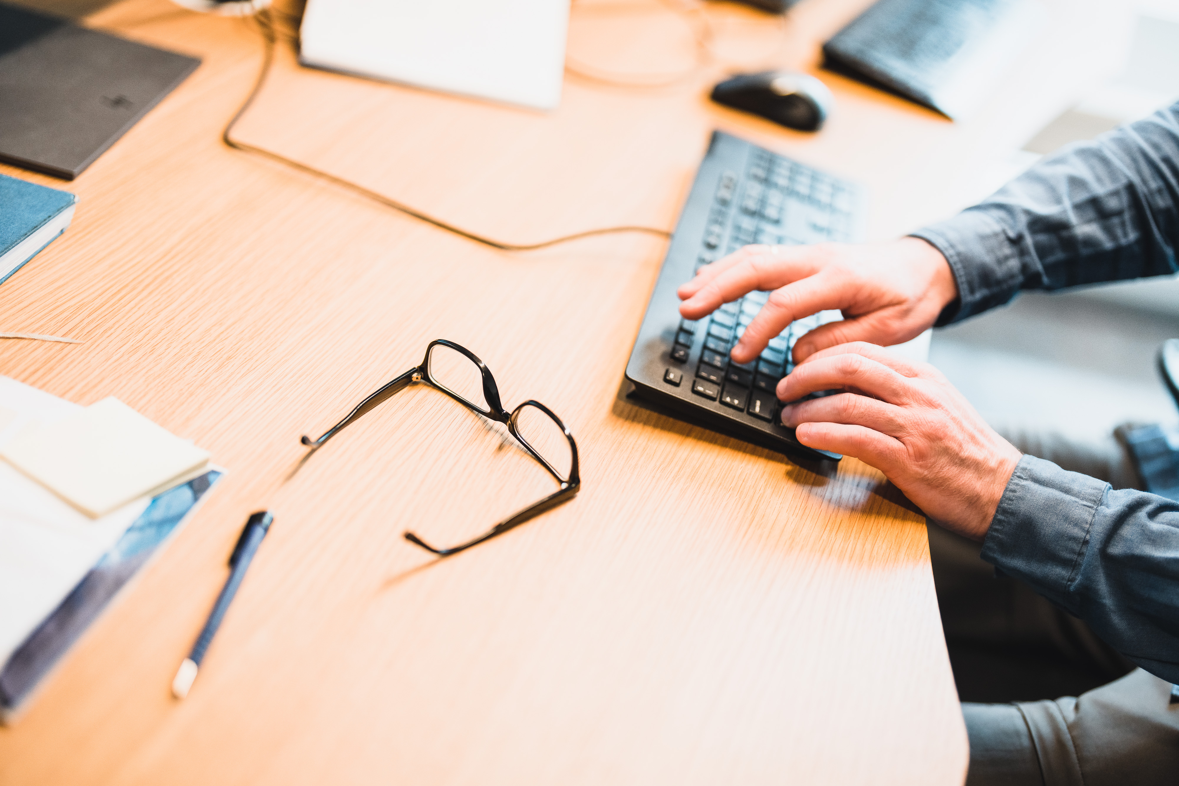 En person som bruker en datamaskin