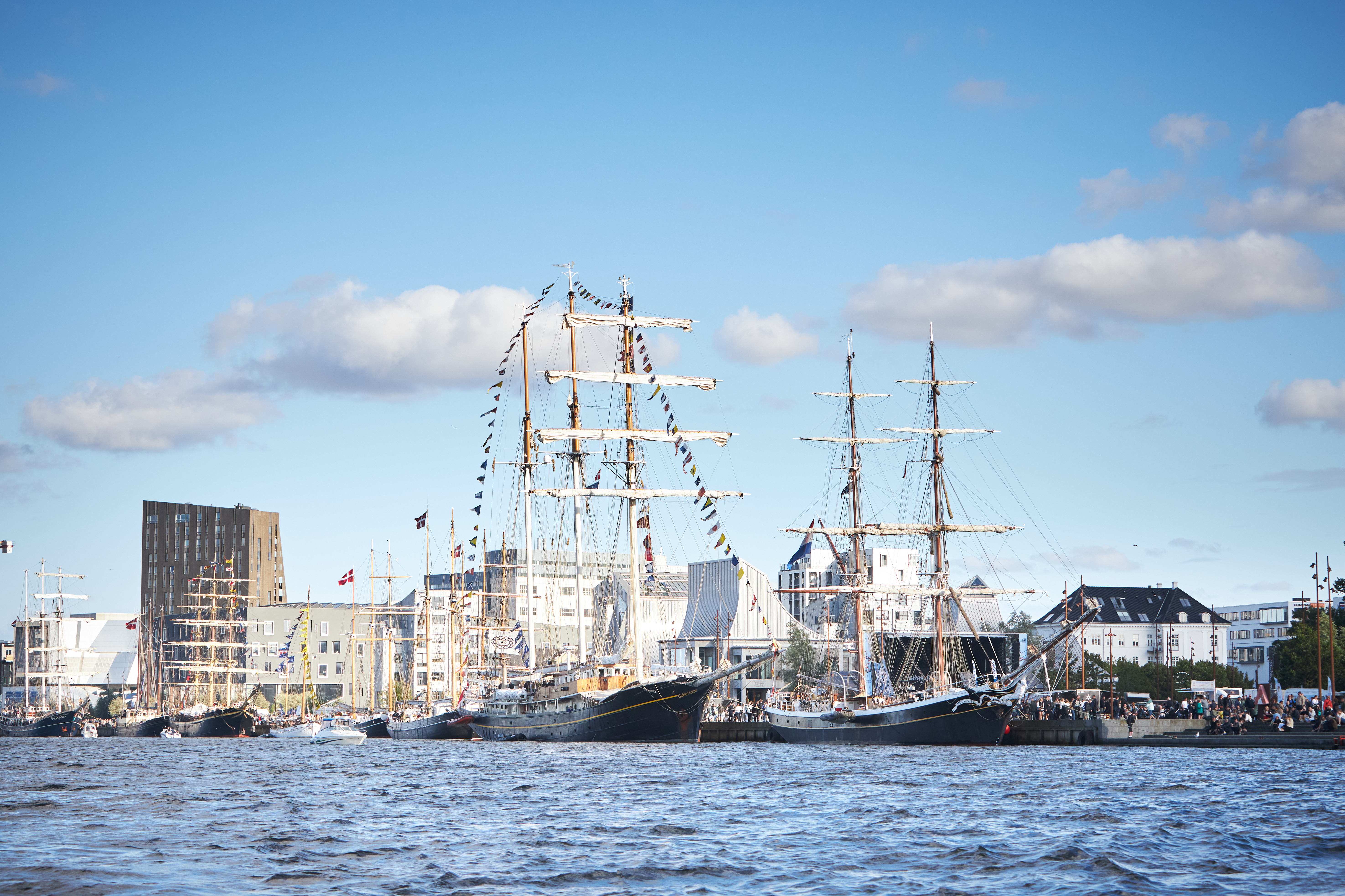 Kaiområde med mange hus og gamle skip