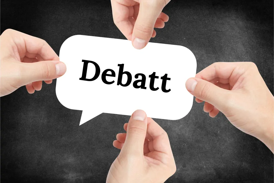 En gruppe hender som holder et skilt