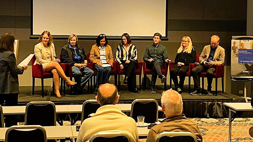 En gruppe mennesker som sitter i stoler