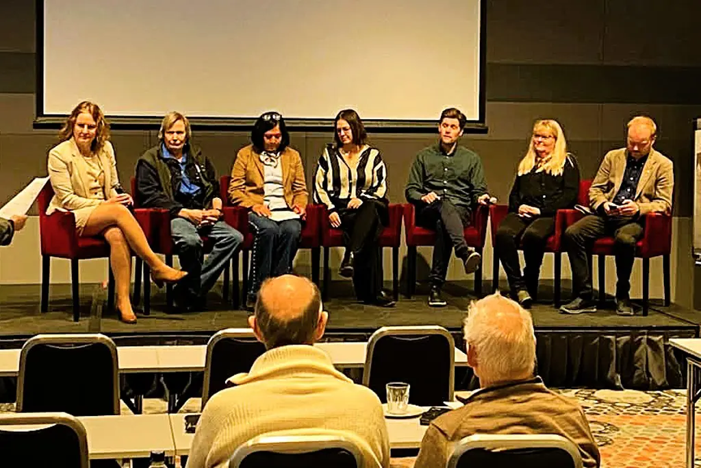 En gruppe mennesker som sitter i stoler