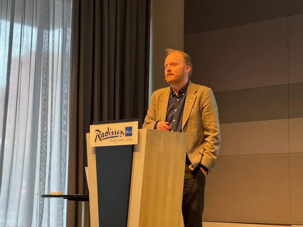 En mann som står ved en talerstol