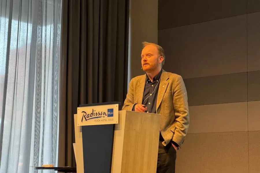 En mann som står ved en talerstol