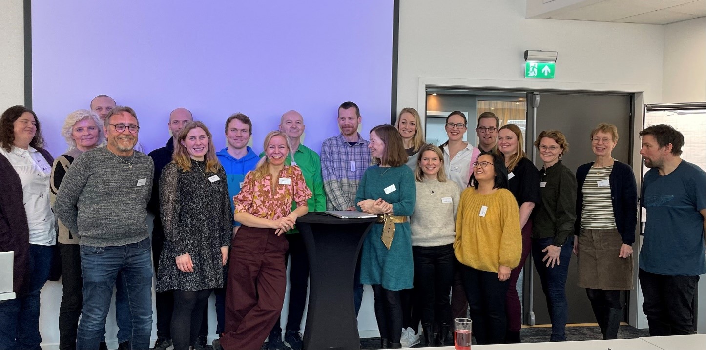 En gruppe mennesker som poserer for et bilde