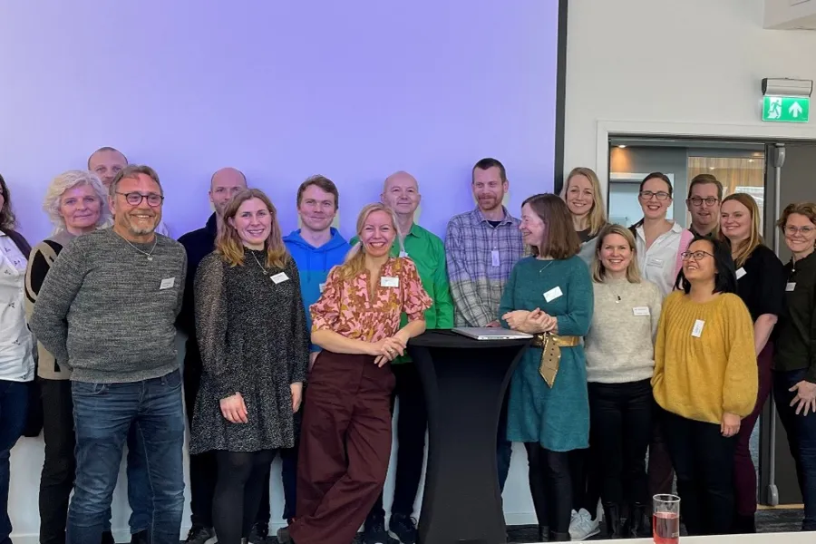 En gruppe mennesker som poserer for et bilde