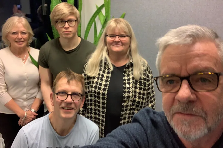 En gruppe mennesker som poserer for et bilde