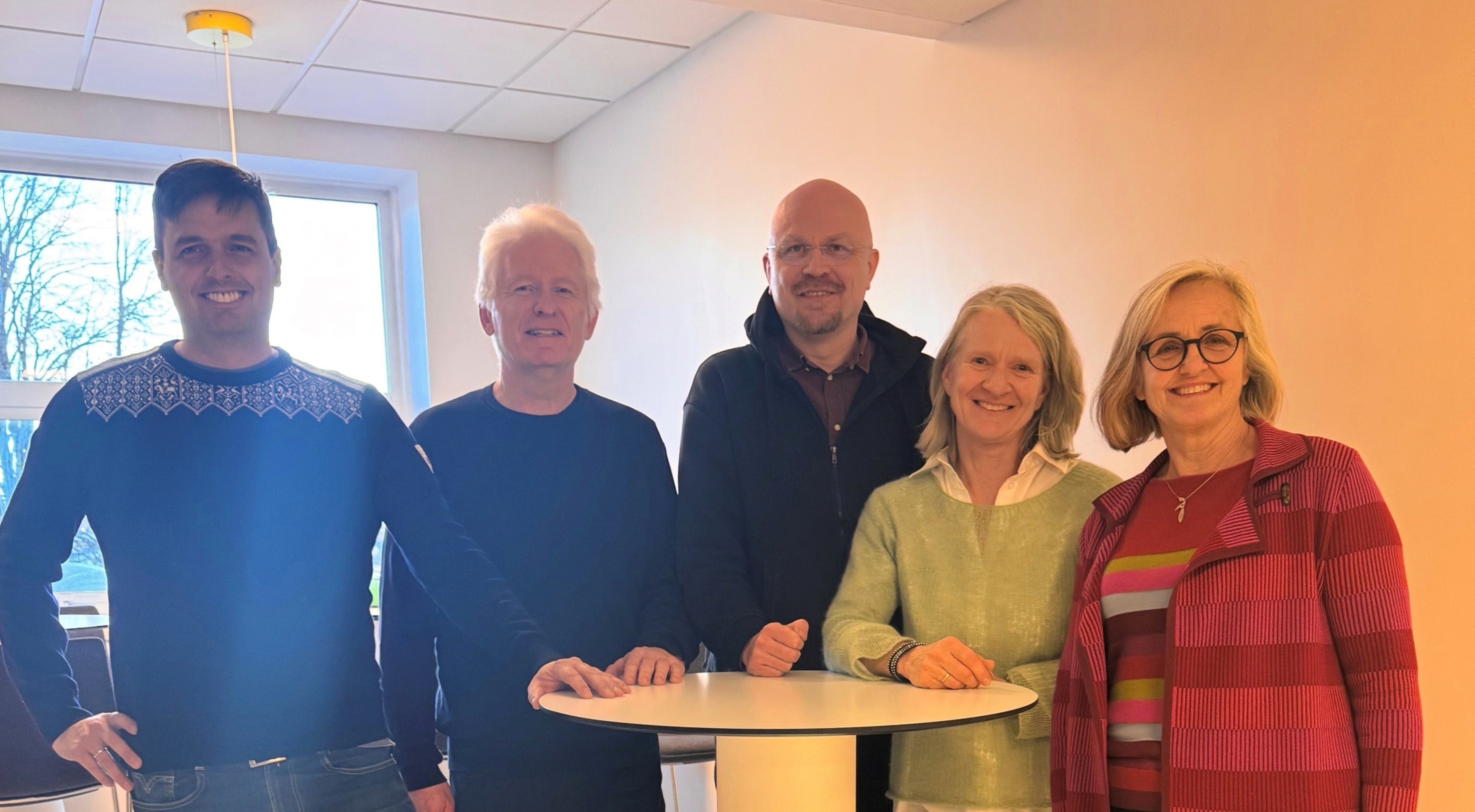 En gruppe mennesker som poserer for et bilde