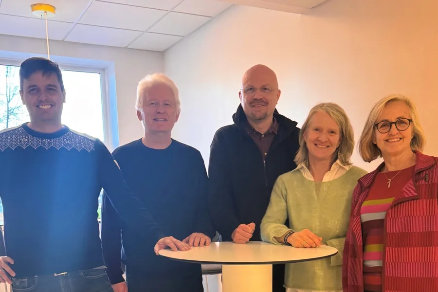 En gruppe mennesker som poserer for et bilde