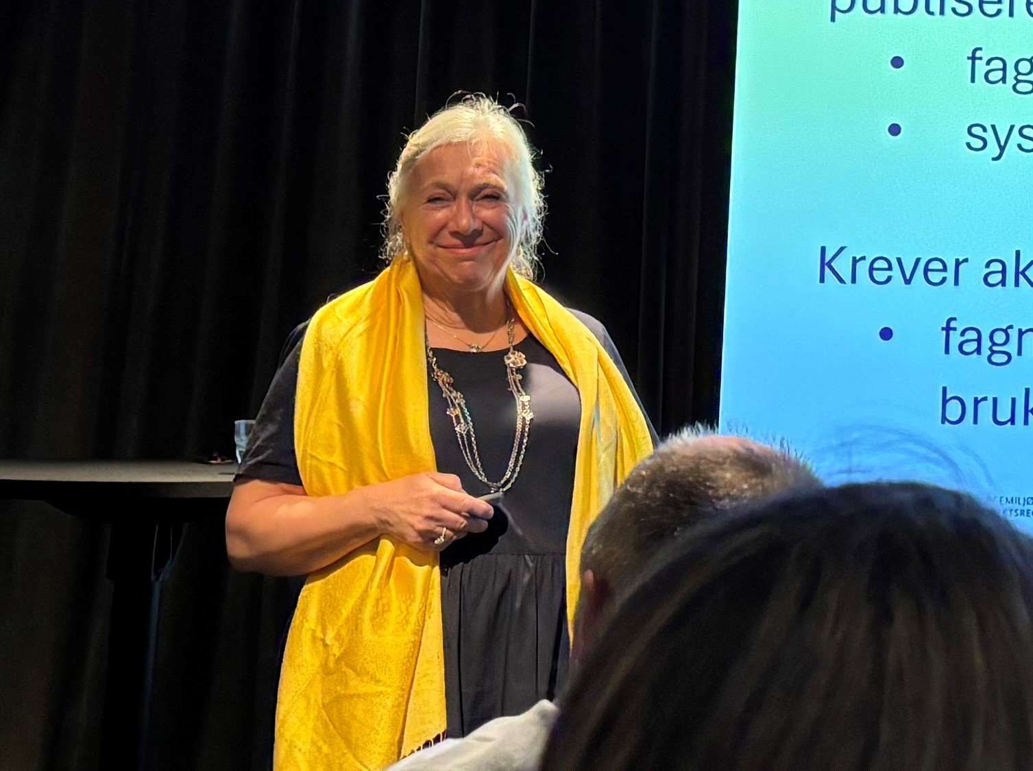 En dame med gult sjal