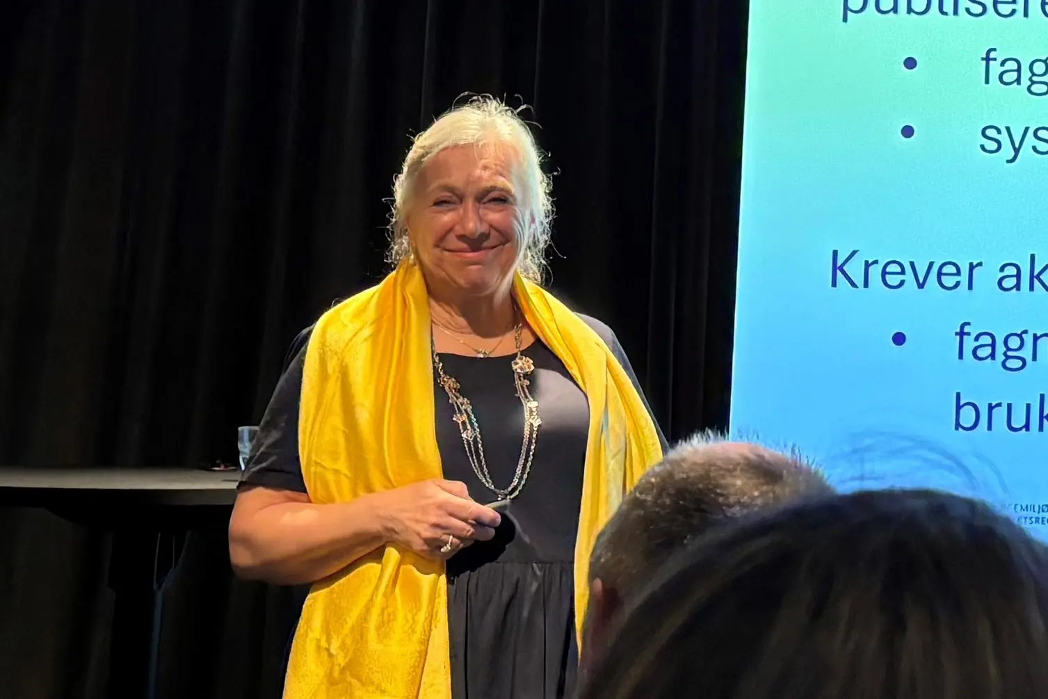 En dame med gult sjal