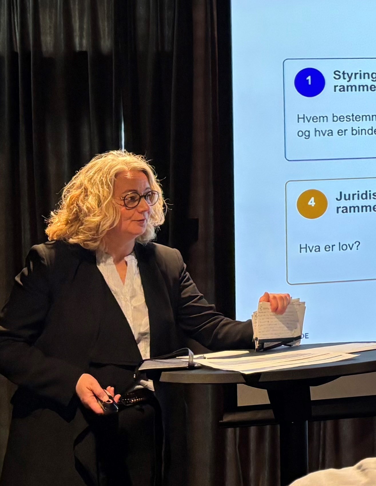 En kvinne som står ved et bord