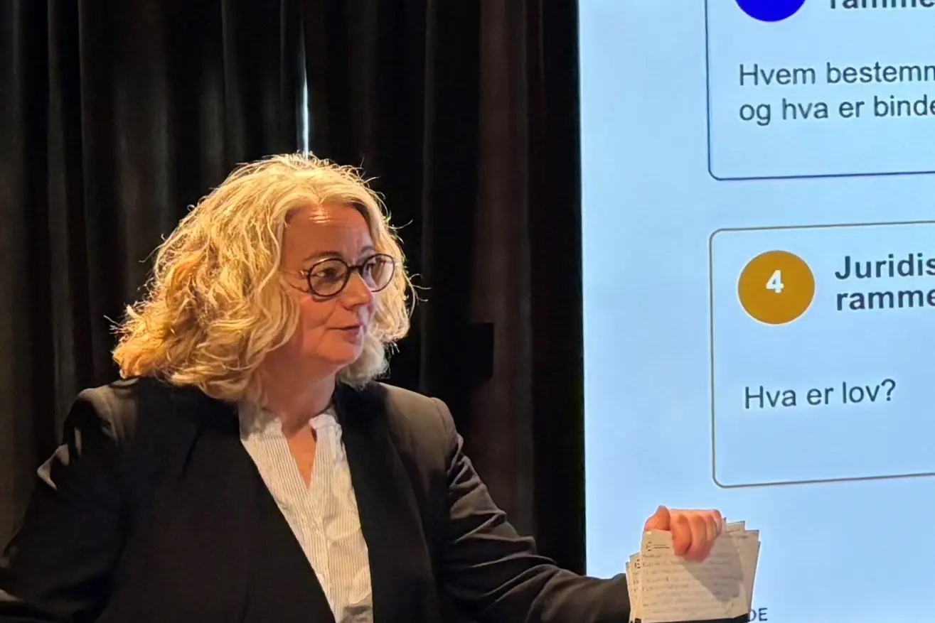 En kvinne som står ved et bord