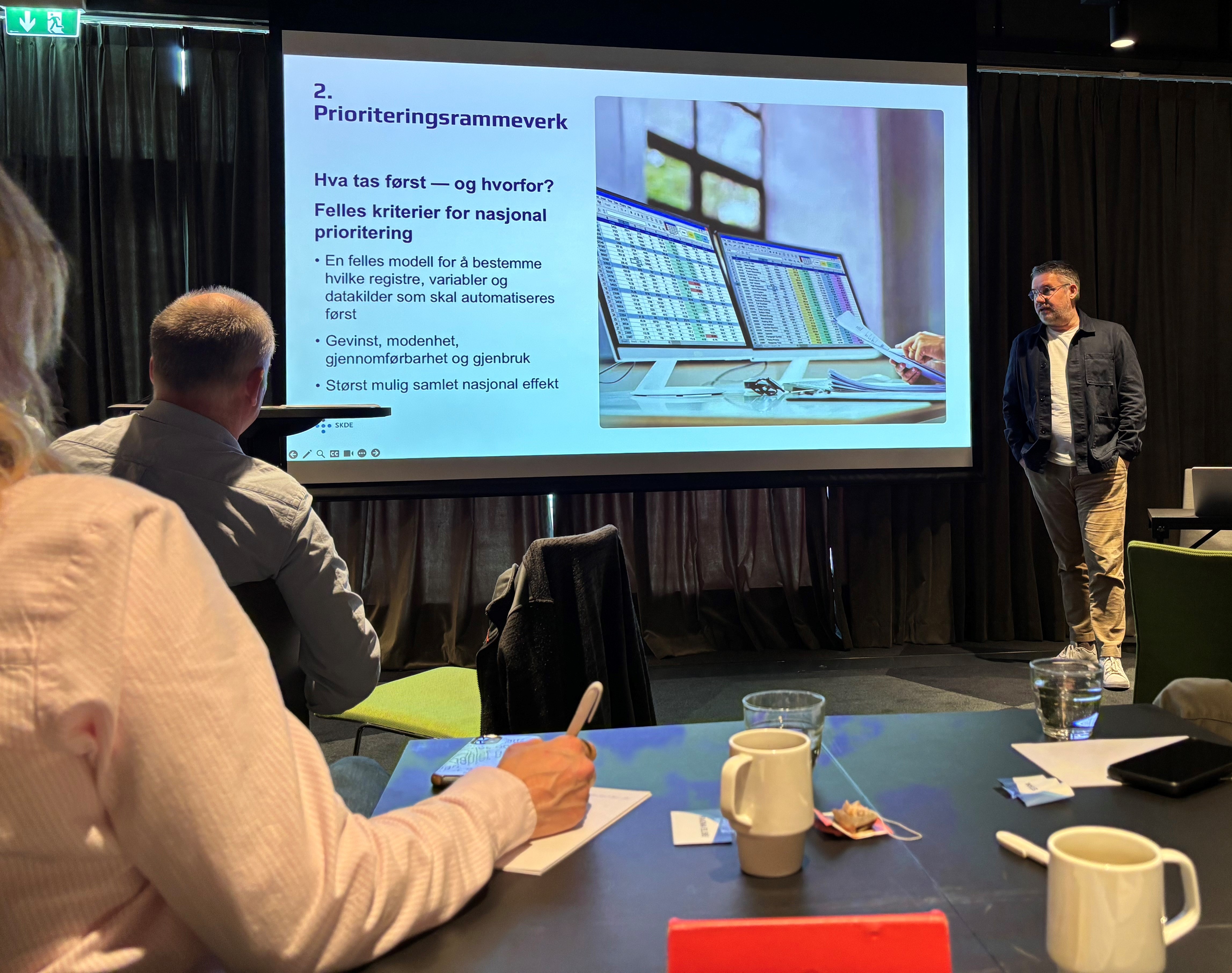 En mann som holder en presentasjon