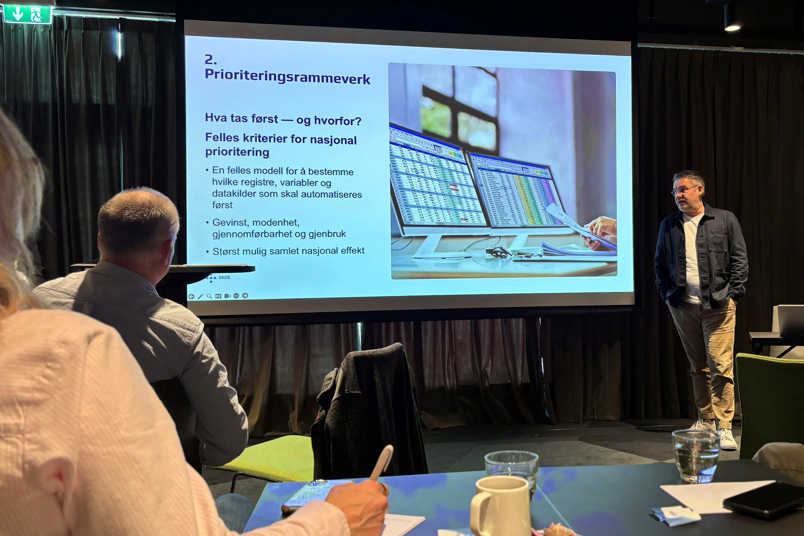 En mann som holder en presentasjon