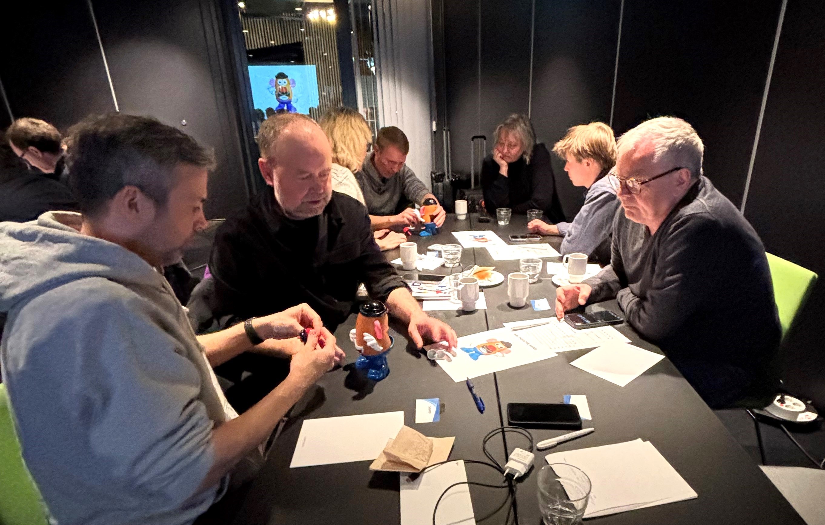 En gruppe mennesker som sitter rundt et bord