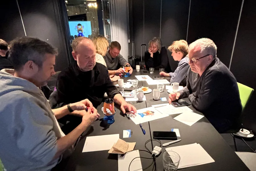 En gruppe mennesker som sitter rundt et bord