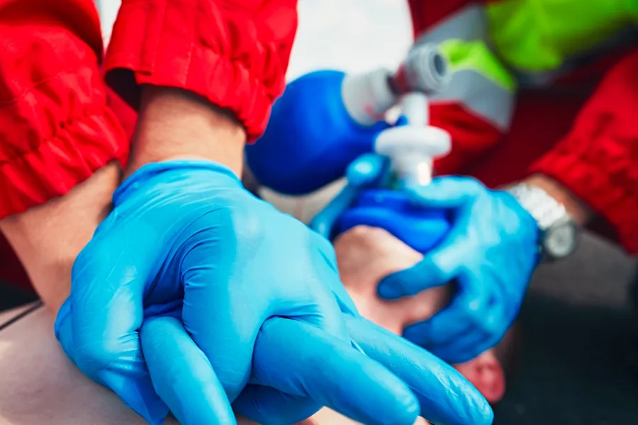 Et nærbilde av en person som har på seg hansker