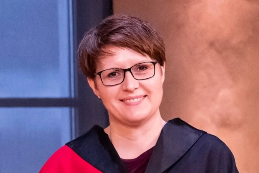 En kvinne som bruker briller