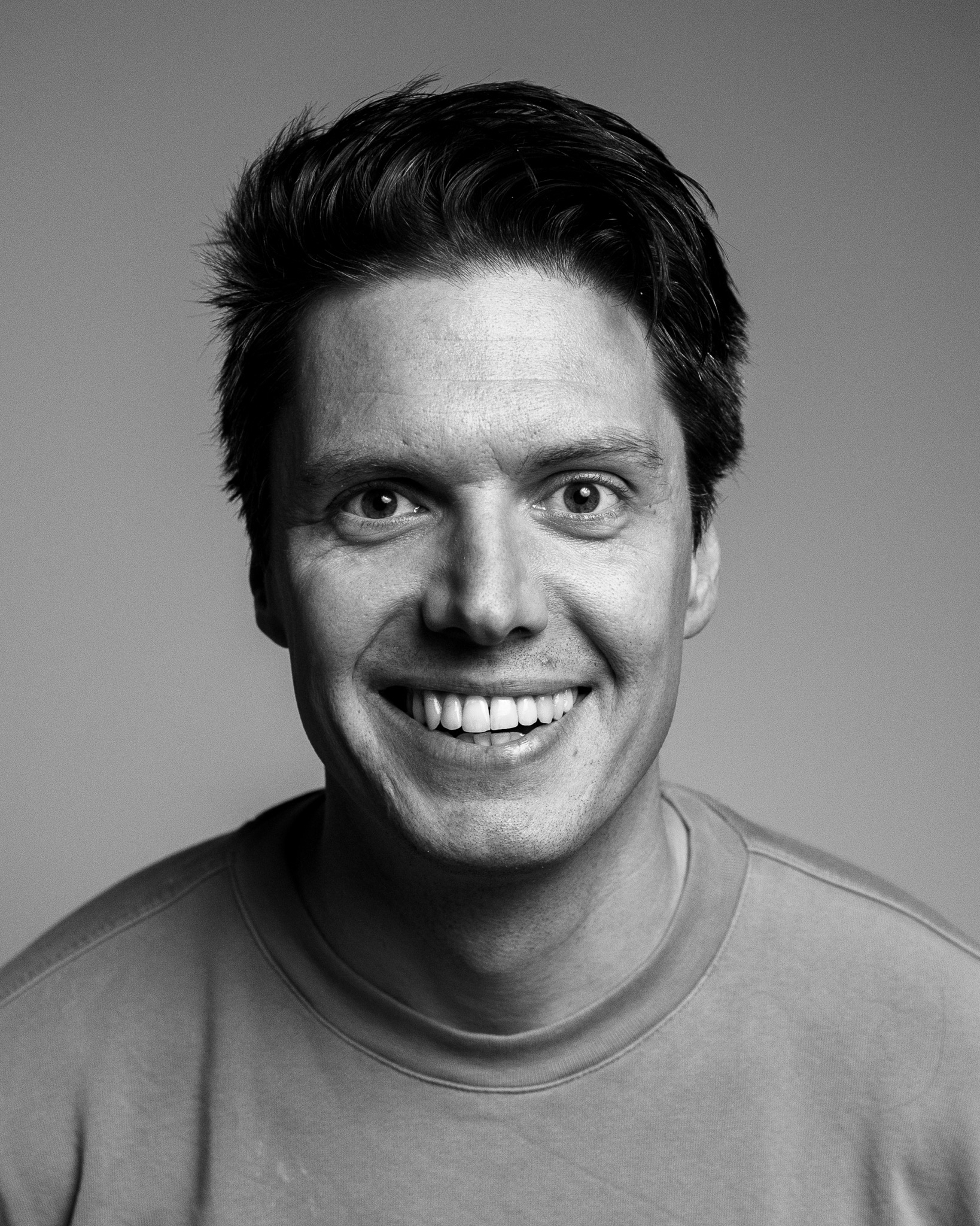 En mann som smiler til kameraet