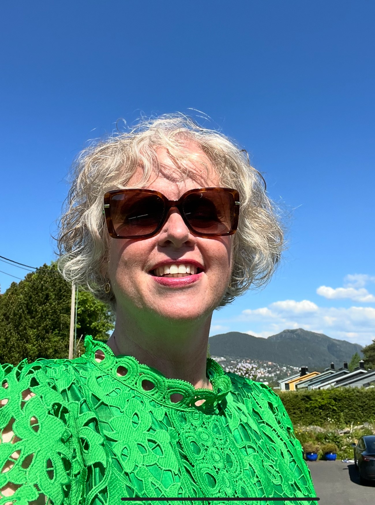 Smilende dame med solbriller