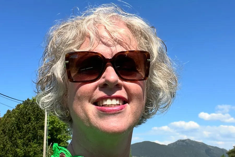 Smilende dame med solbriller