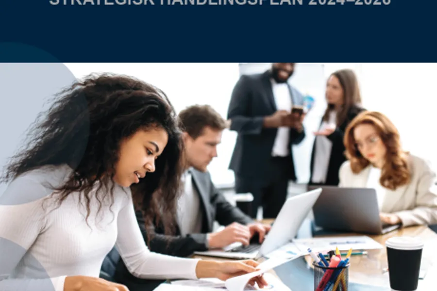 En gruppe mennesker som sitter ved et bord og ser på en bærbar datamaskin