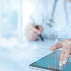 Et nærbilde av en hånd på en enhet med berøringsskjerm