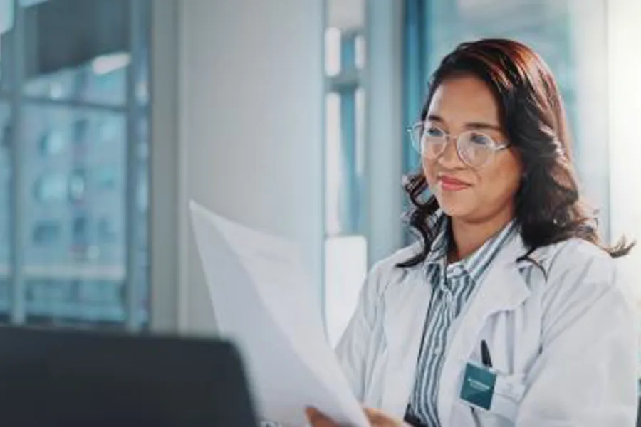 En kvinne som bruker briller foran pc