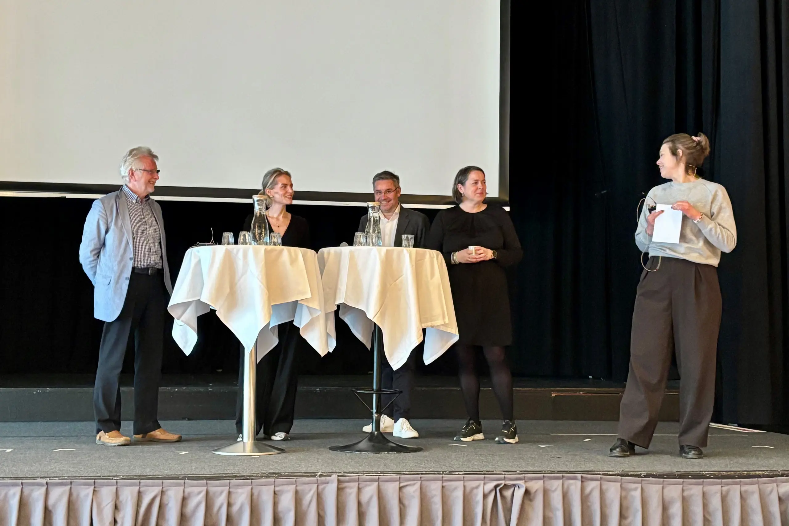 En gruppe mennesker som står ved et podium