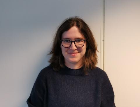 En person som bruker briller