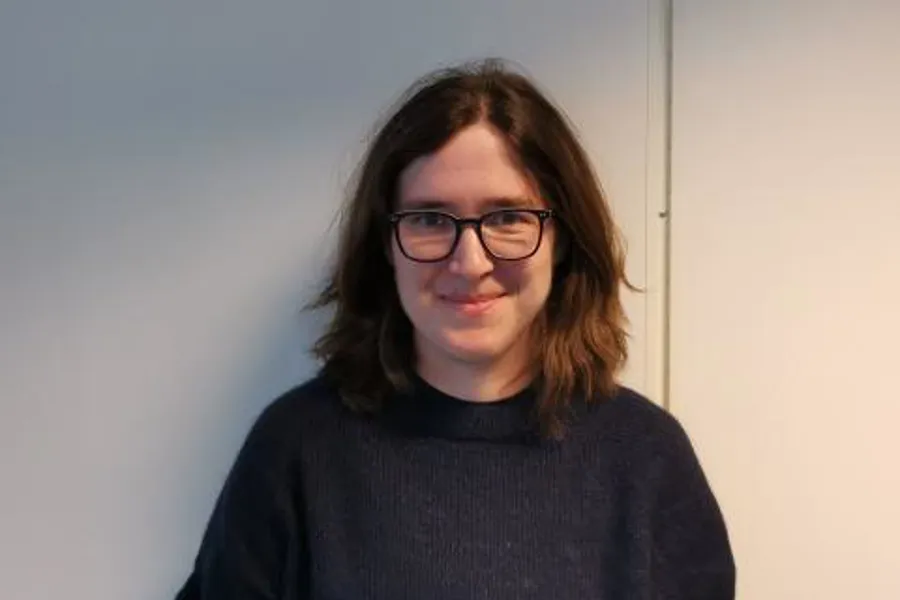 En person som bruker briller