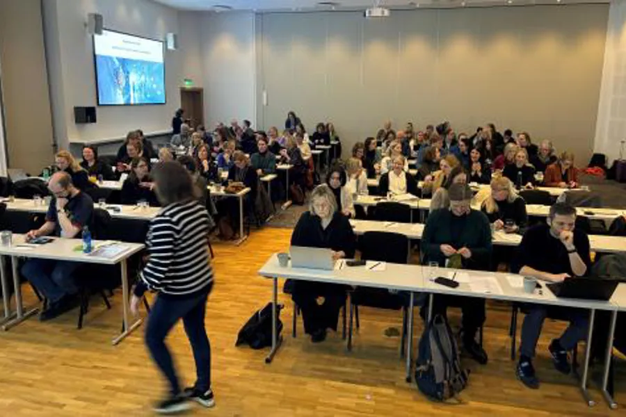 En gruppe mennesker i et klasserom