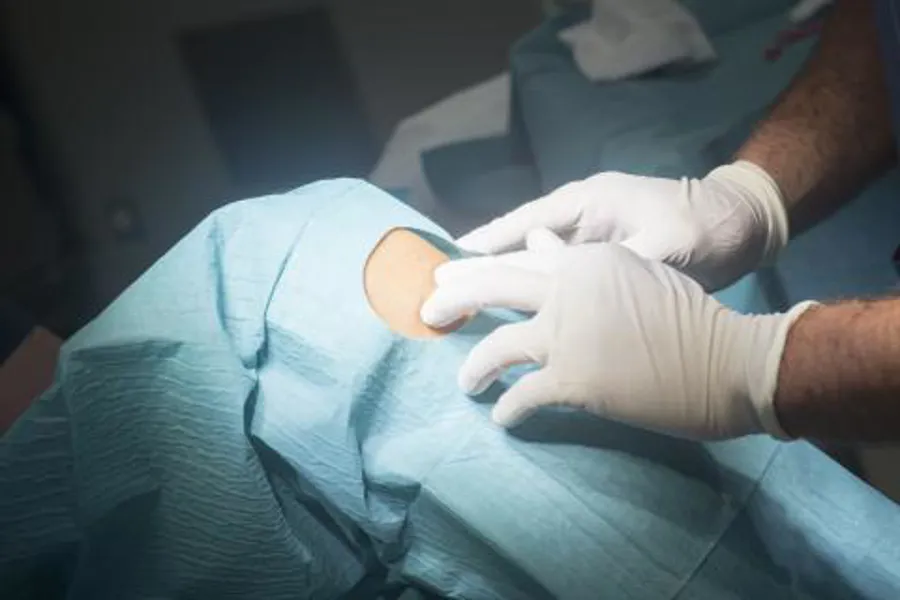 En persons hånd som holder en persons ben