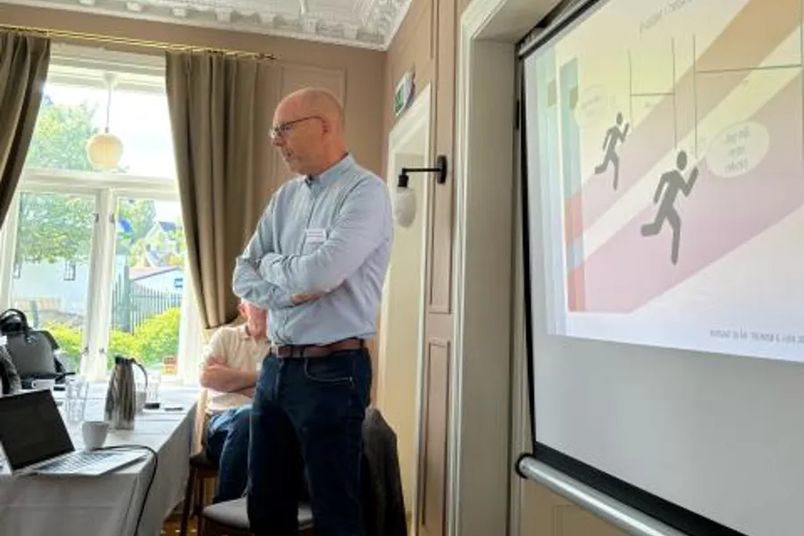 En mann som står foran en tavle