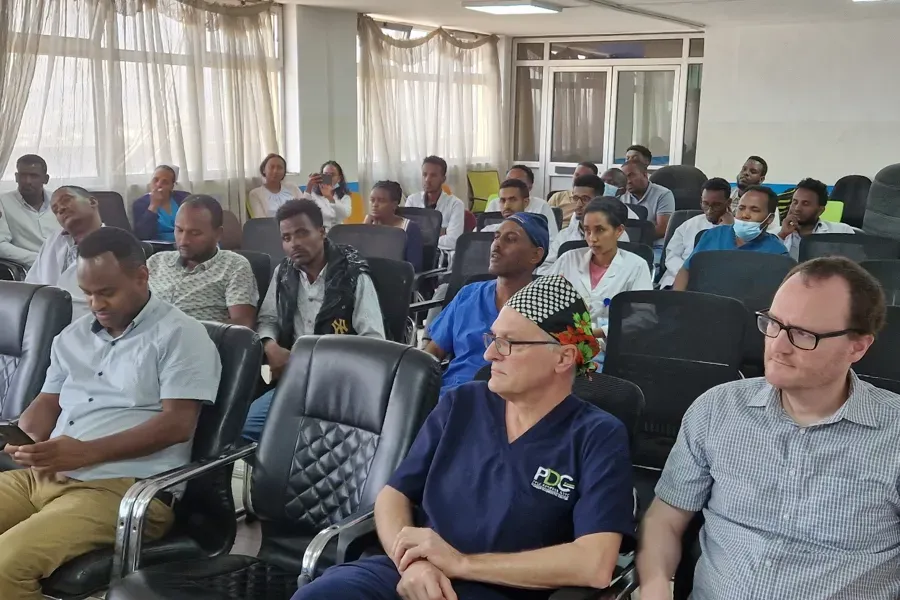 En gruppe mennesker som sitter i stoler