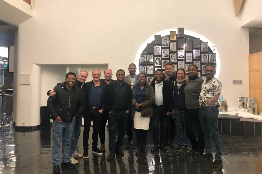 En gruppe mennesker som poserer for et bilde