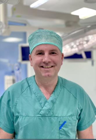 Cato Kjærvik i kirurgiske klær