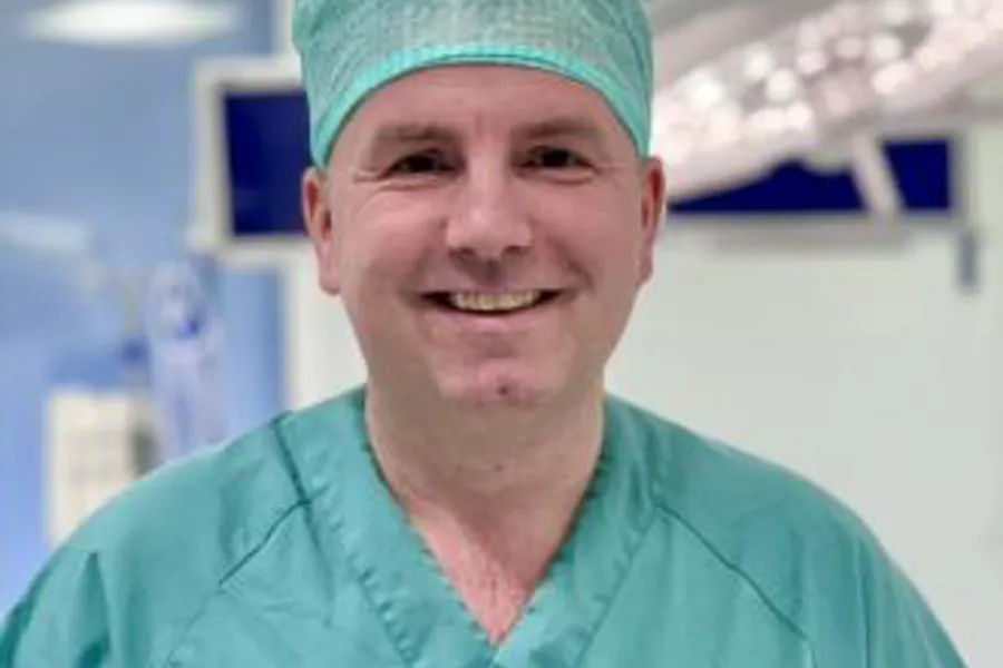 Cato Kjærvik i kirurgiske klær